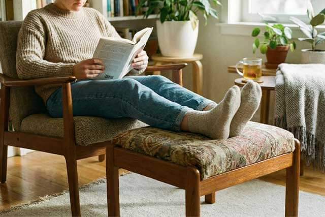 椅子に座るときは足置きを使う