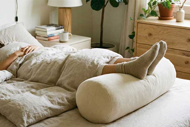 寝るときは足をクッション等の上に置く