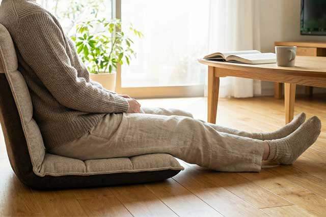 床に座るときは長座