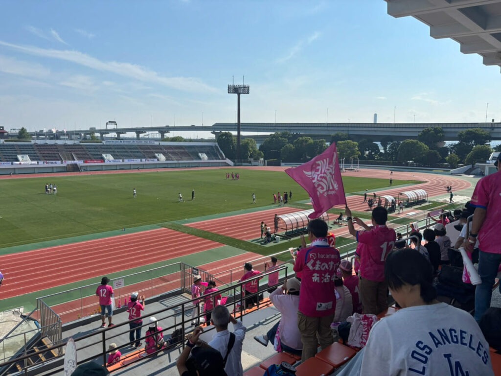 スタンドは一体感抜群のピンク一色！